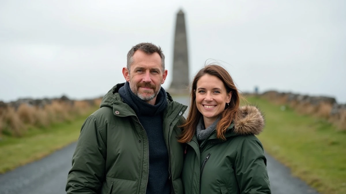 Interkulturelles Paar besucht gemeinsam eine Sehenswürdigkeit in Irland